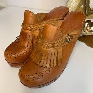 Vintage 1970’s leather clogs in British tan size 8
